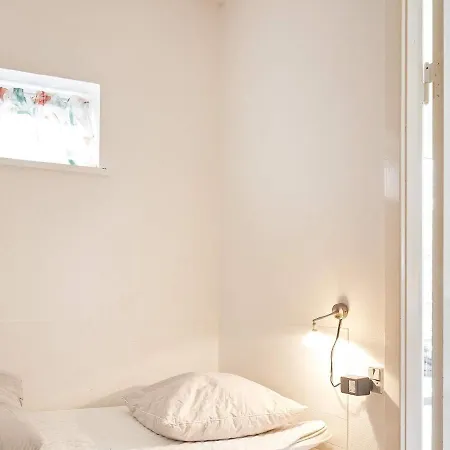 2 Person In Aakirkeby-by Traum *